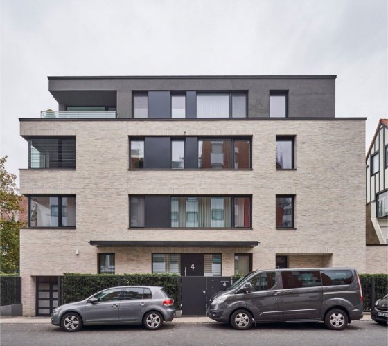 04/23 _ straßenfassade